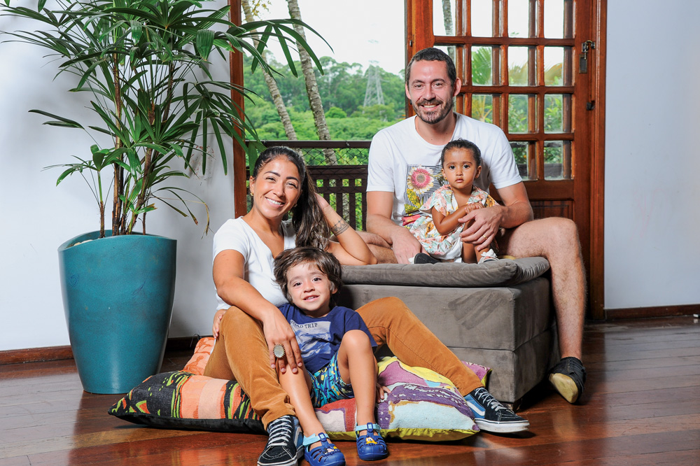 Thais com o marido Rodrigo e os filhos Pedro e Olivia