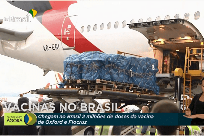 Imagem mostra carregamento de vacinas Astrazeneca em frente a avião.