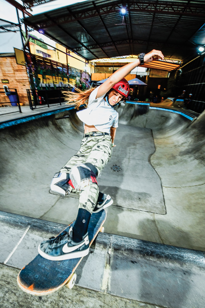 Dora fazendo manobra em uma pista de skate