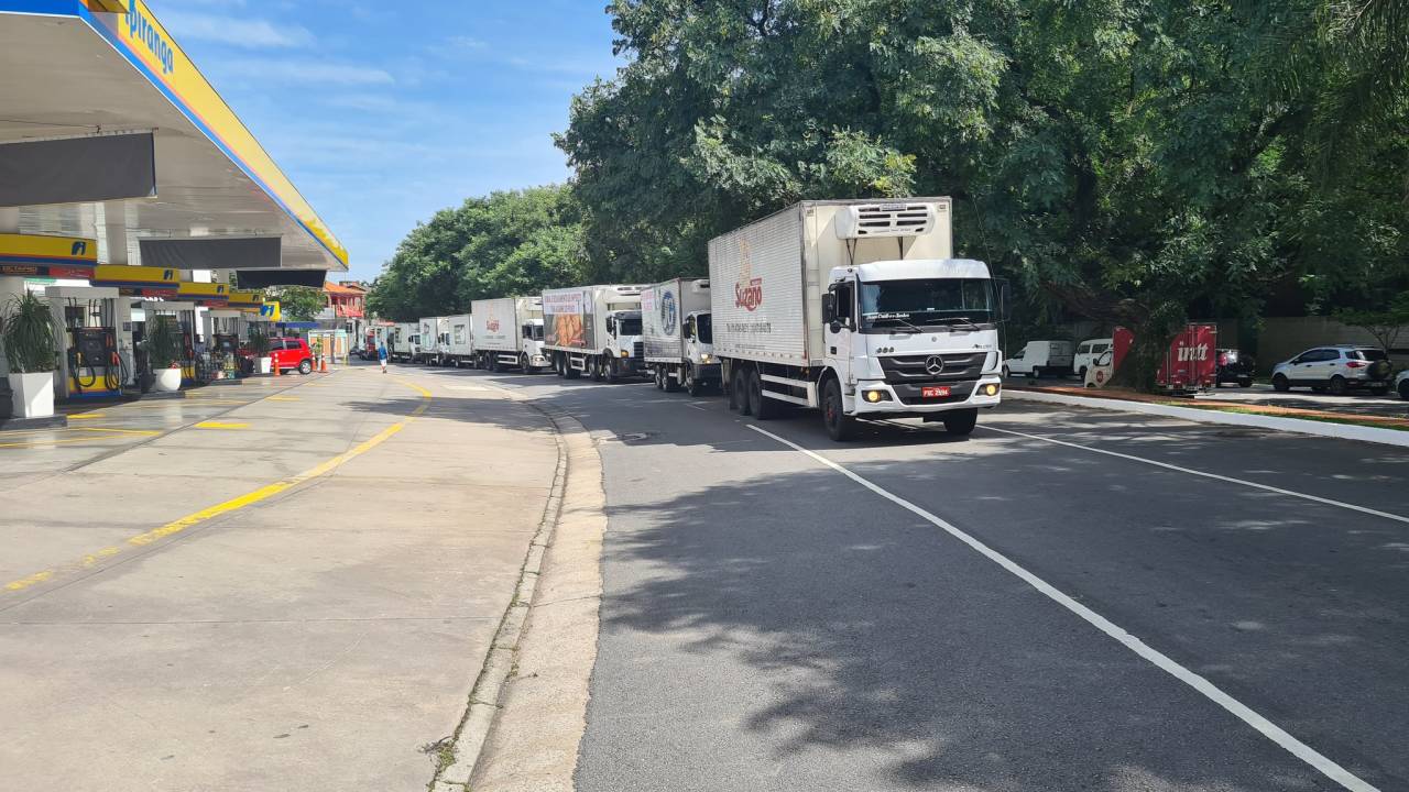 Protesto de caminhoneiros contra aumento de ICMS em São Paulo