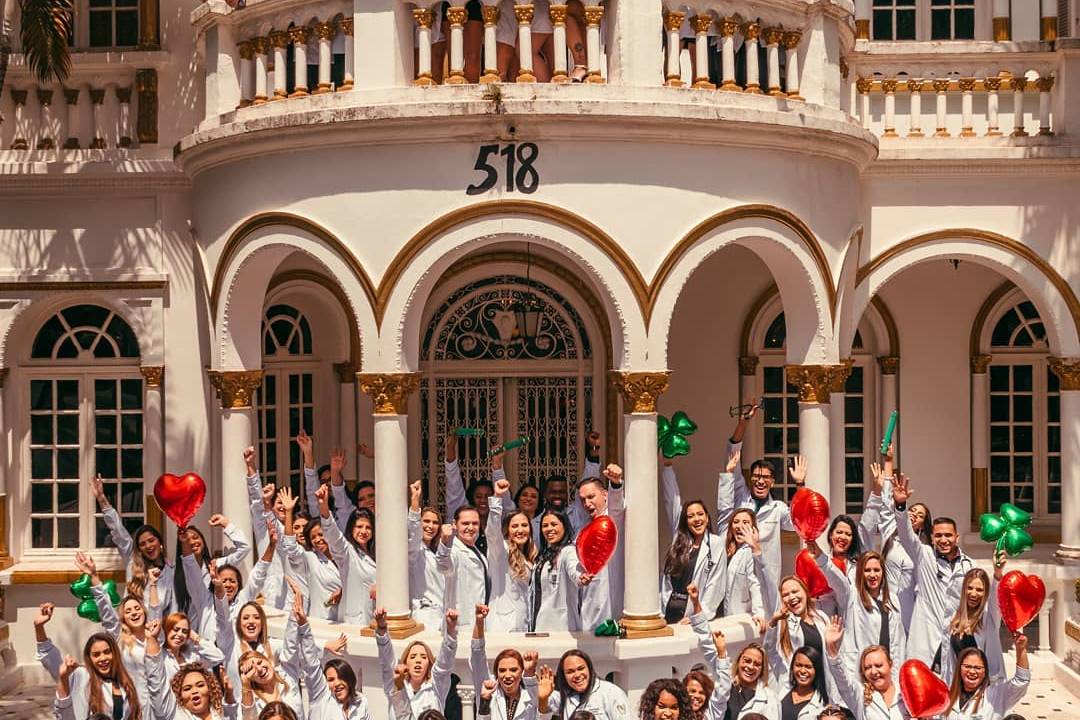 Foto de formandos de enfermagem reunidos em frente à entrada da Mansão Hasbaya.