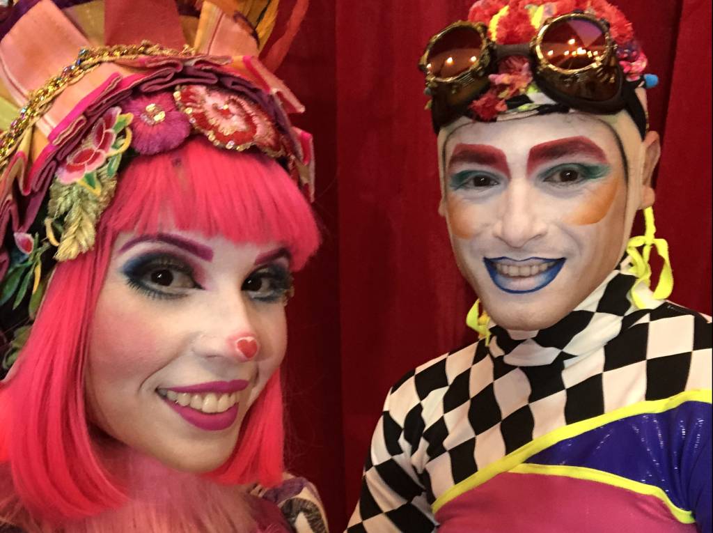 Imagem do casal com maquiagem e trajes circenses