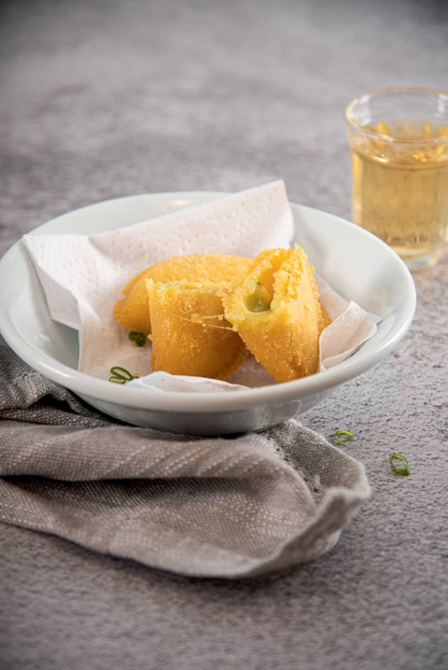 Pastel de angu:  nos sabores de queijo ou carne com umbigo de bananeira