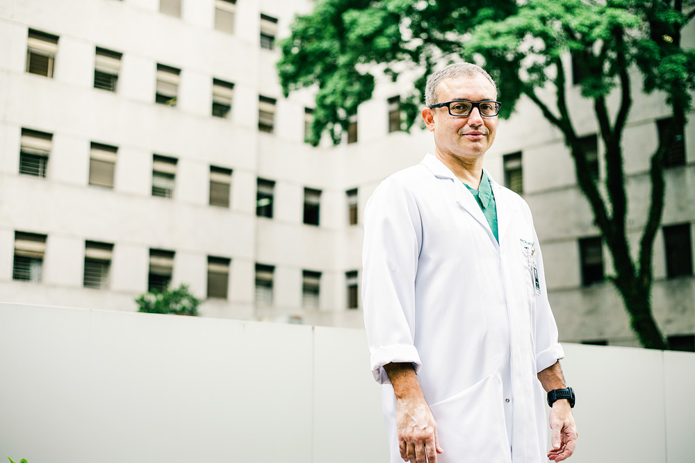 Luiz Marcelo Malbouisson médico Luiz posando com seu avental para a foto. HC ao fundo.