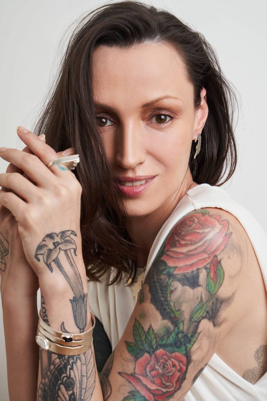 Retrato da modelo e DJ Marina Dias com braço esquerdo mostrando tatuagens.