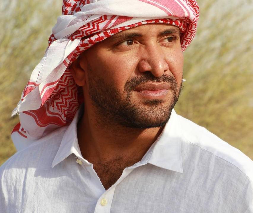 Mateus Davi, dono do digital GR Bank, posa com turbante em viagem a Dubai