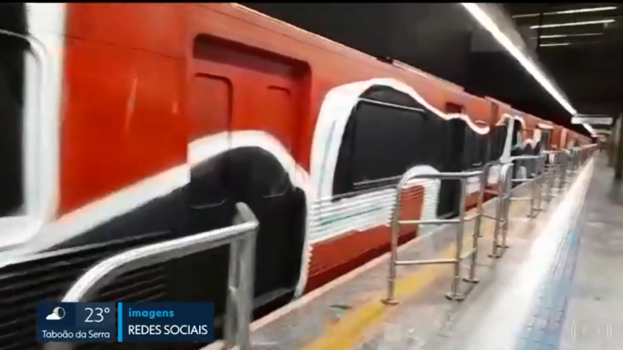 Metro pintado com vermelho, preto e branco