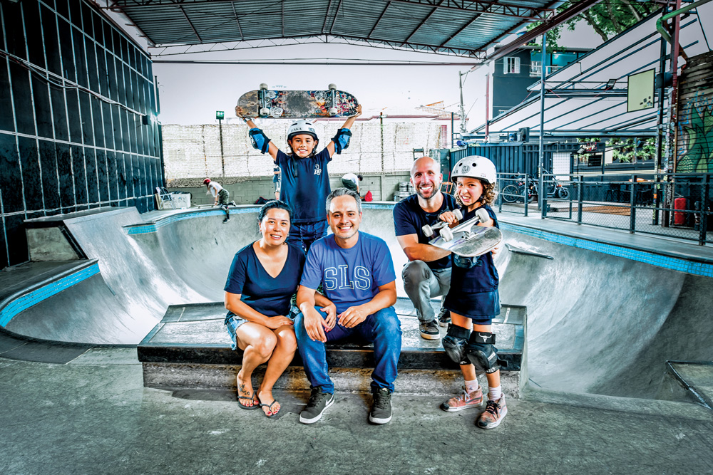 Família de Pimentinha posando para a foto em uma pista de skate