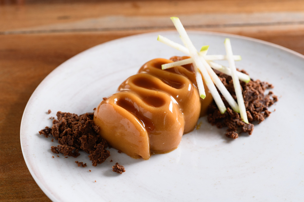 Animus – Panacota de caramelo Panacota de caramelo: com recheio de compota de maçã e pitanga