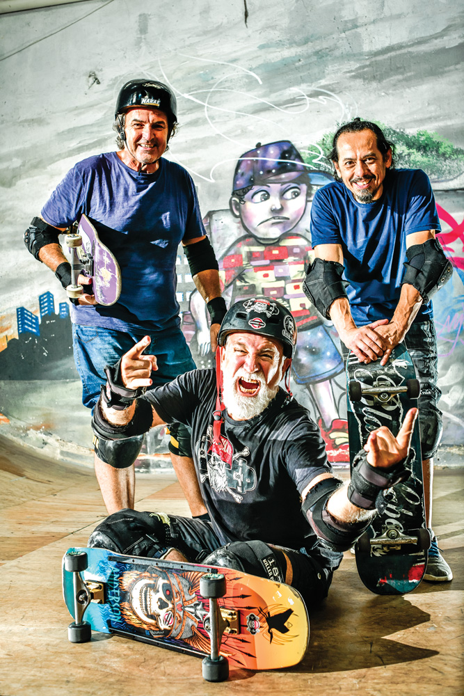 Os três veteranos do skate posando em uma pista