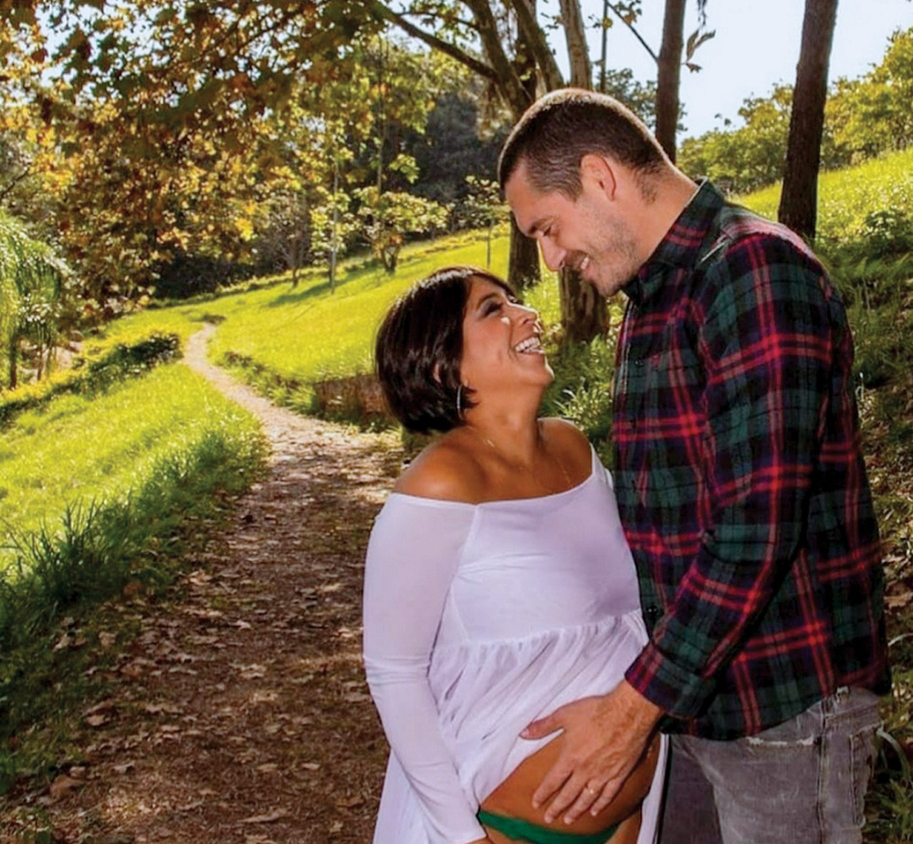 Thais grávida e Rodrigo acariciando sua barriga