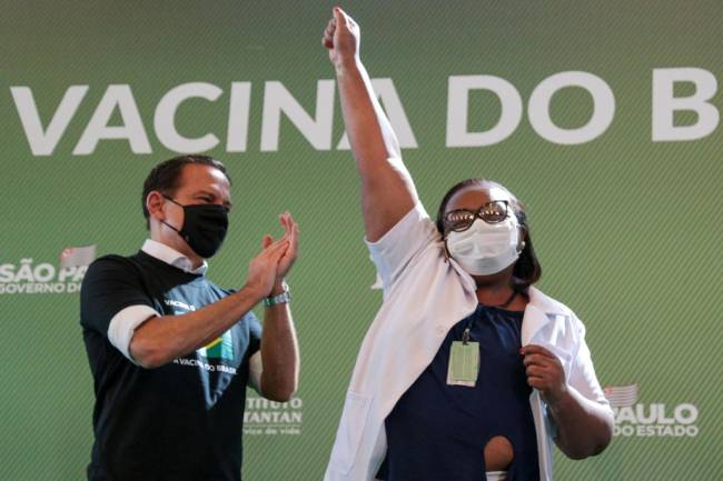 Mônica Calazans: primeira pessoa a receber a vacina contra a Covid-19 no Brasil