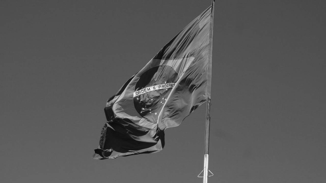Imagem mostra bandeira do Brasil em preto e branco