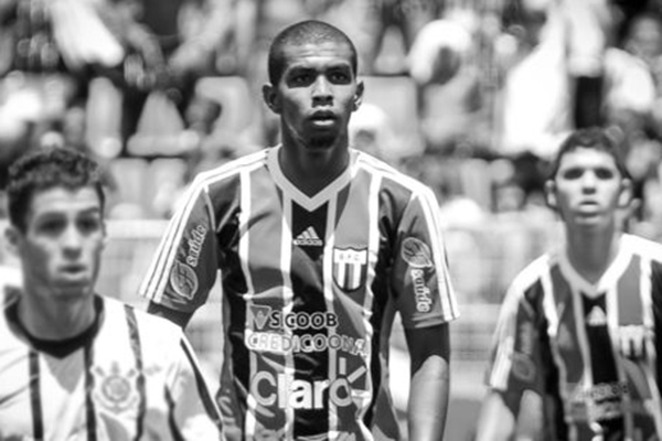 Imagem mostra Alex Apolinário com o uniforme do Botafogo de Ribeirão Preto