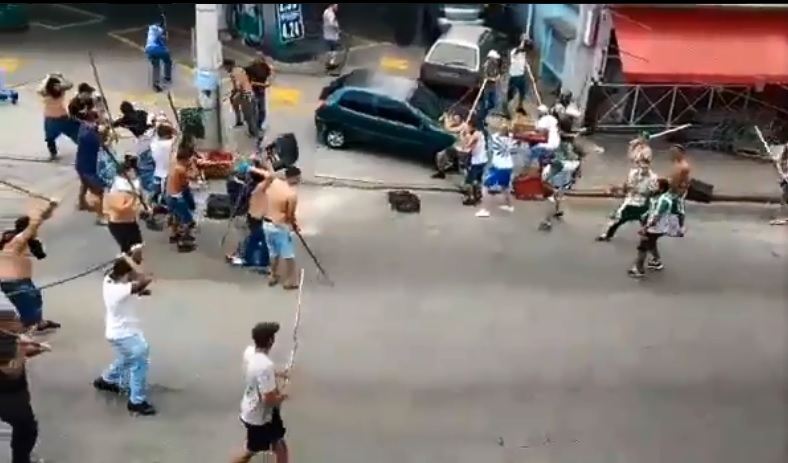 briga entre palmeirenses e corintiano deixa um homem morto no sábado (30). Imagens do confronto foram publicadas nas redes sociais.