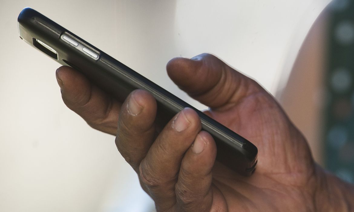 Imagem mostra aparelho de celular sendo manuseado