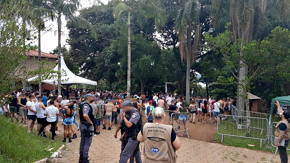 Polícia interditando uma festa clandestina