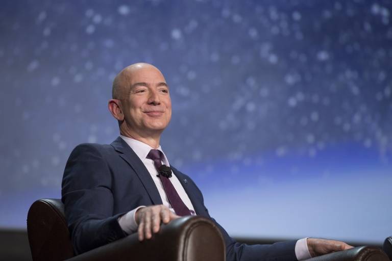 Imagem mostra o dono da Amazon, Jeff Bezos, sentado