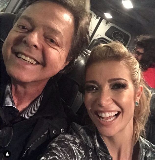 Cantora Luiza Possi lamenta a morte do pai, Líber Gadelha, vítima de Covid 19, com foto dos dois juntos depois de um show