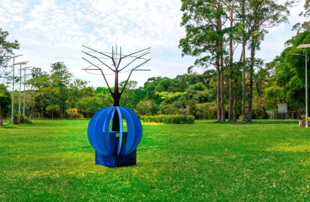 O memorial instalado no Parque do Carmo: árvore e globo terrestre lembram mortos pela Covid