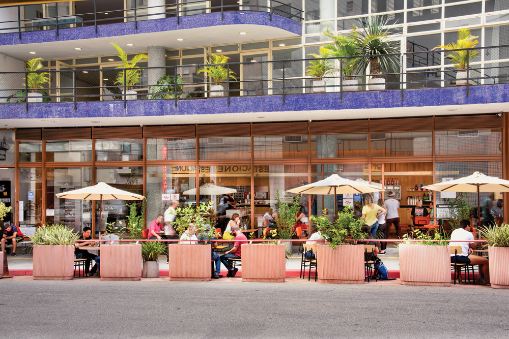 Restaurantes com mesas nas ruas