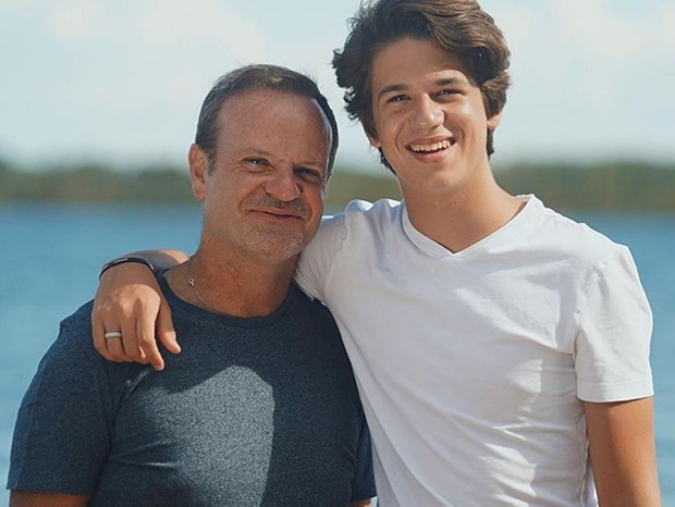 Imagem mostra retrato de Rubinho Barrichello e o filho, Dudu