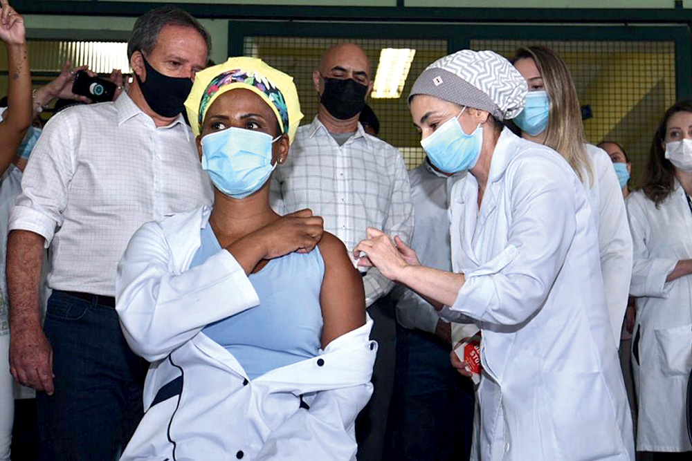 Enfermeira sendo vacinada