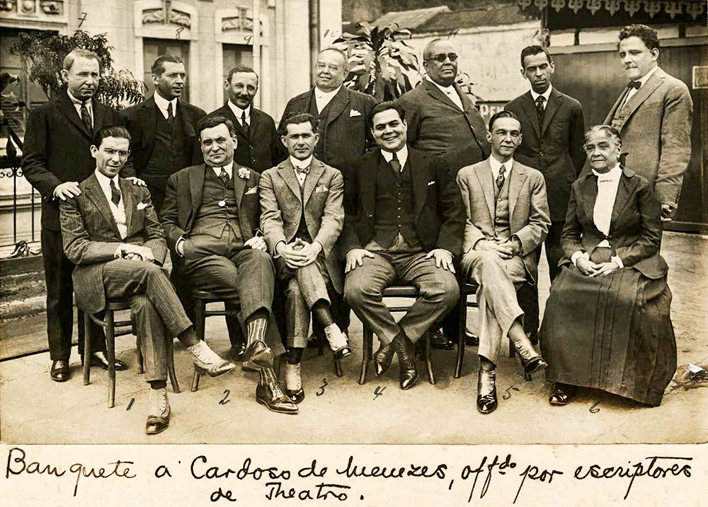 Foto de Chiquinha Gonzaga e autores de teatro, em 1921
