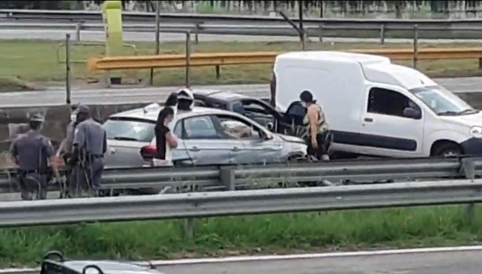 Imagem de acidente de carros na Rodovia Anchieta.