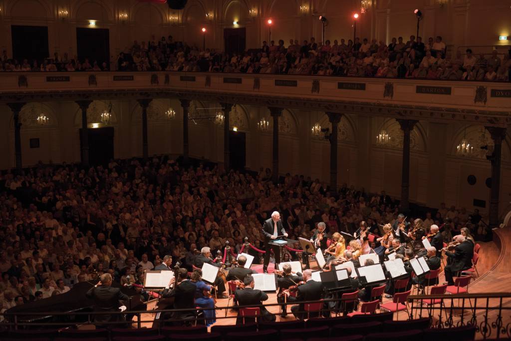 orquestra tocando em auditório
