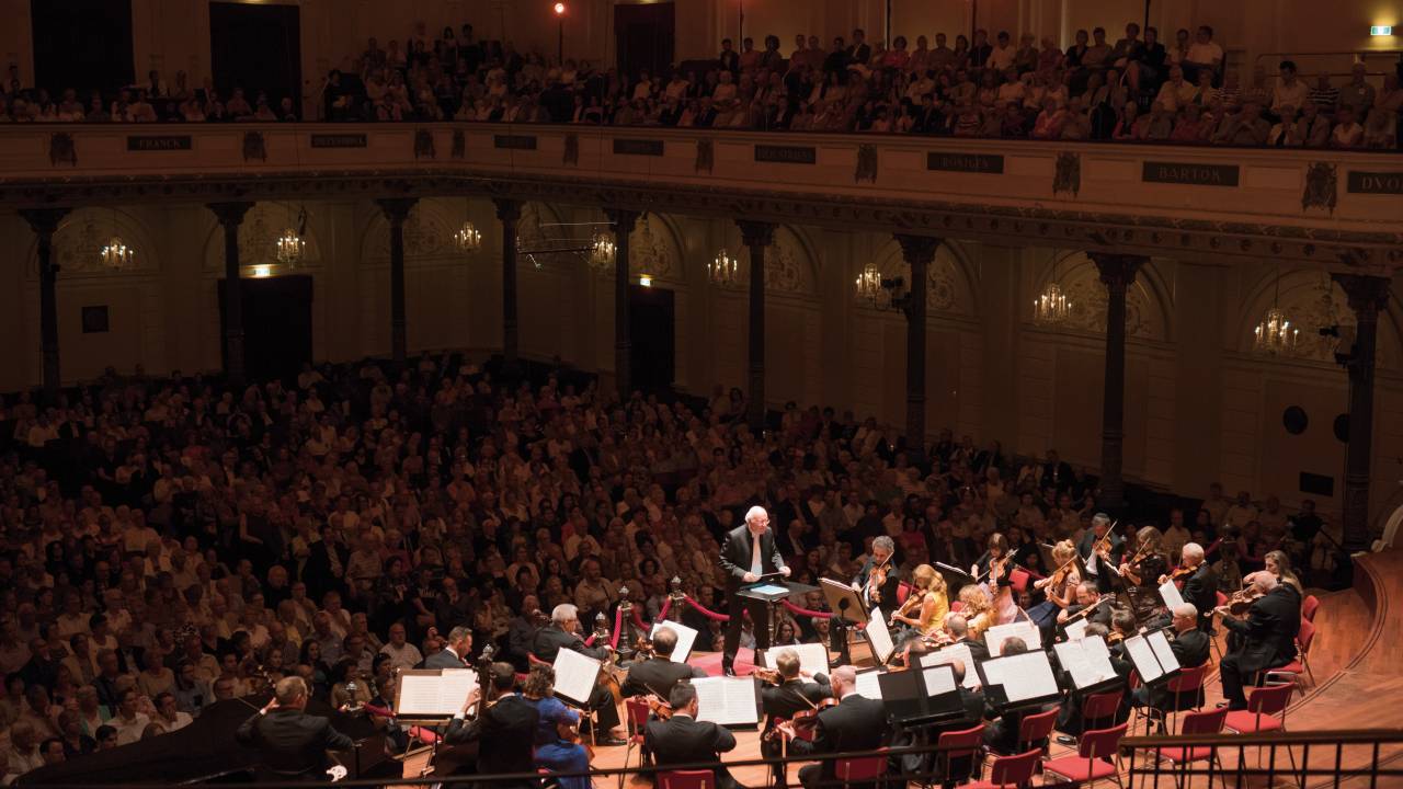 orquestra tocando em auditório