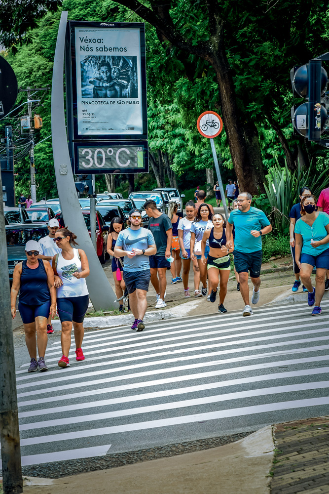 Santaners correndo na rua Braz Leme