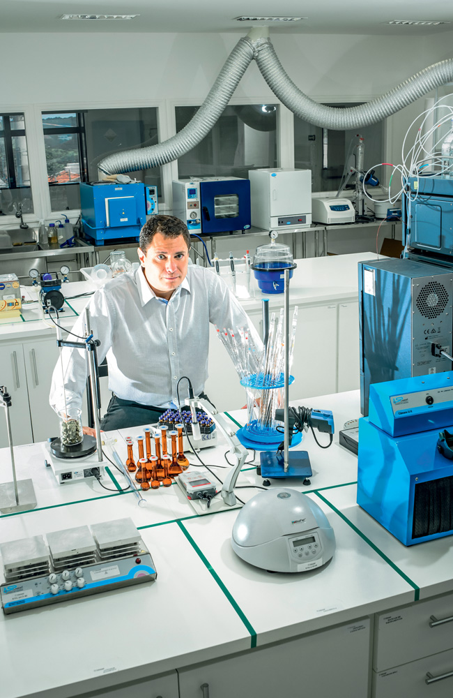 Caio Abreu no seu laboratório