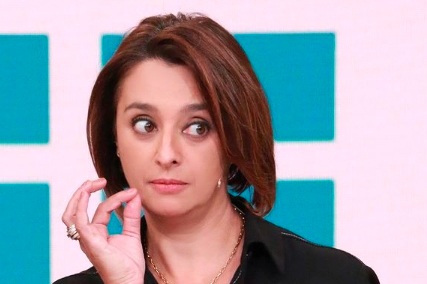 Imagem mostra a apresentadora Catia Fonseca com olhar tenso