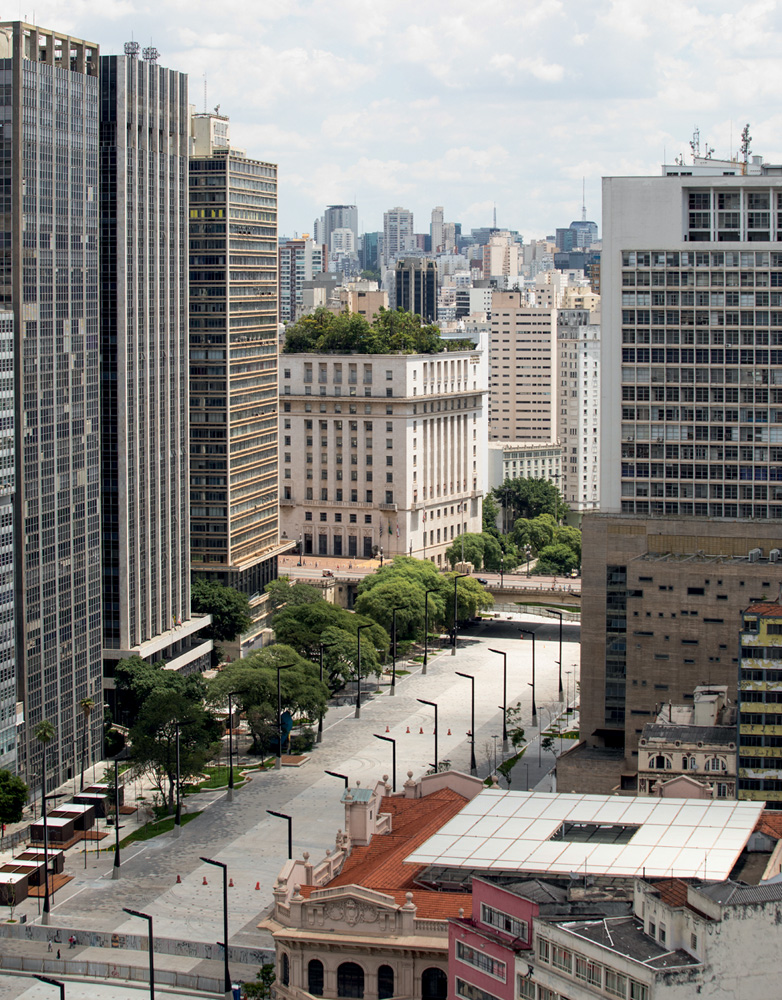 Vista superior do Vale do Anhangabau, em São Paulo. Cidade atingiu marca de 100 000 mortes por Covid-19