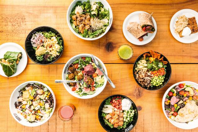 Saladas, tigelas e sanduíches: de pegada saudável