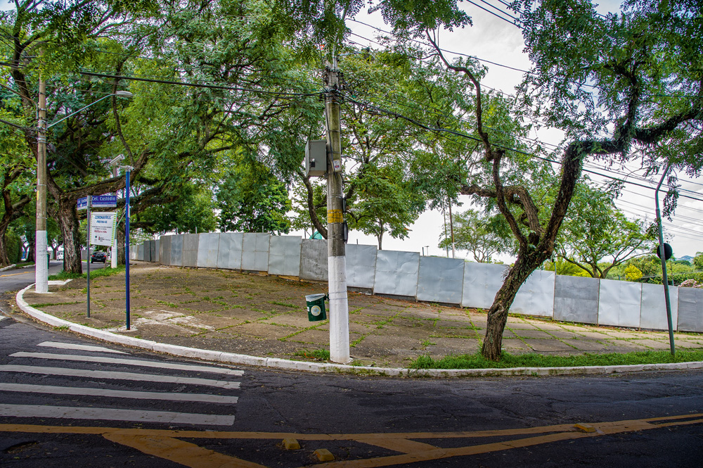 Praça Por do Sol com tapumes