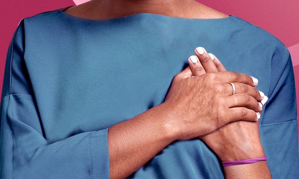 Cartaz da campanha Outubro Rosa 2020: mulher faz auto toque nas mamas