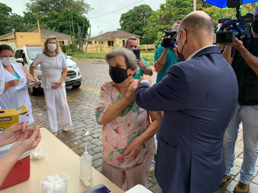 Dimas Covas: diretor do Butantan vacina a própria mãe no interior de São Paulo