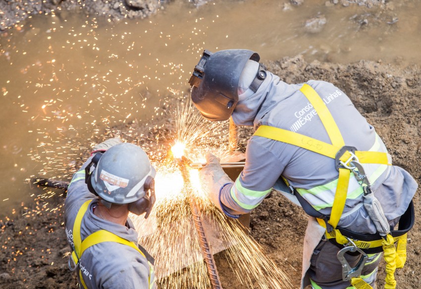 Imagem mostra dois trabalhadores em escavação da Linha 6-Laranja do Metrô