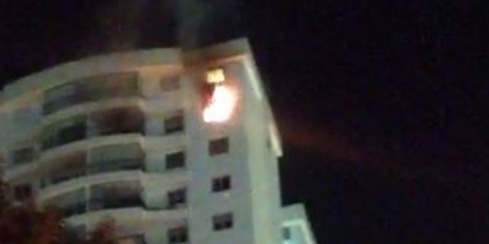 Foto mostra prédio em Pinheiros com chamas saindo pela janela do 21º andar