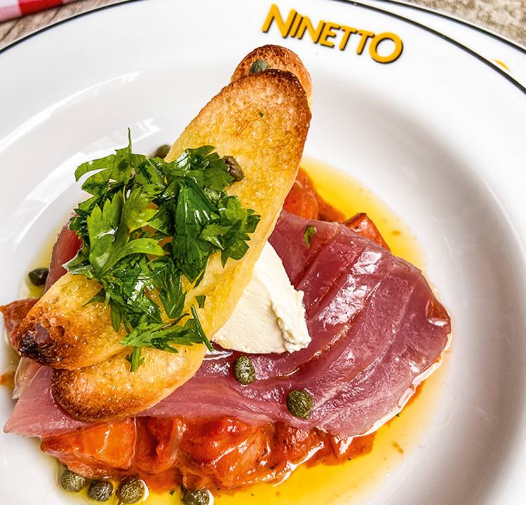 Atum amatriciana: com pancetta mais alcaparra, mascarpone e torradas