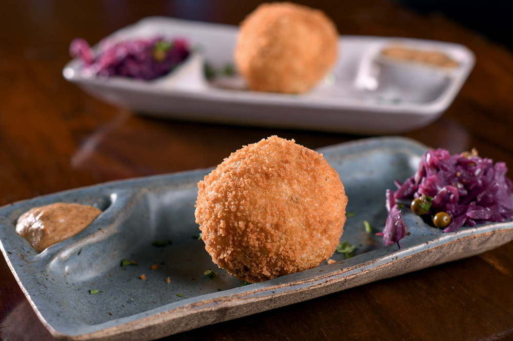 Bolinho cinquetinha: com massa de batata e recheio de joelho de porco