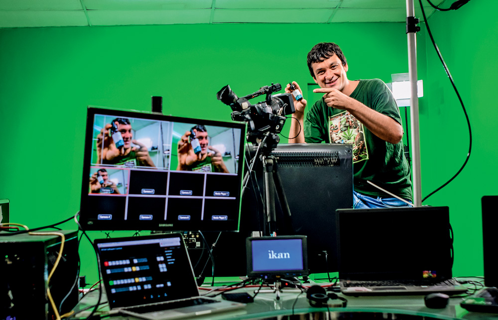 GABRIEL_PRODUTORA_5.JPG Gravina em seu estúdio