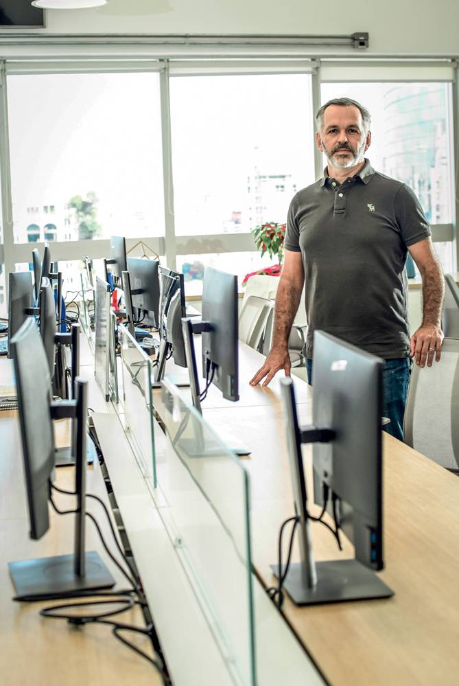 GEORGEWACHSMANZ_VITREO_3.JPG George Wachsman em uma sala cheia de computadores