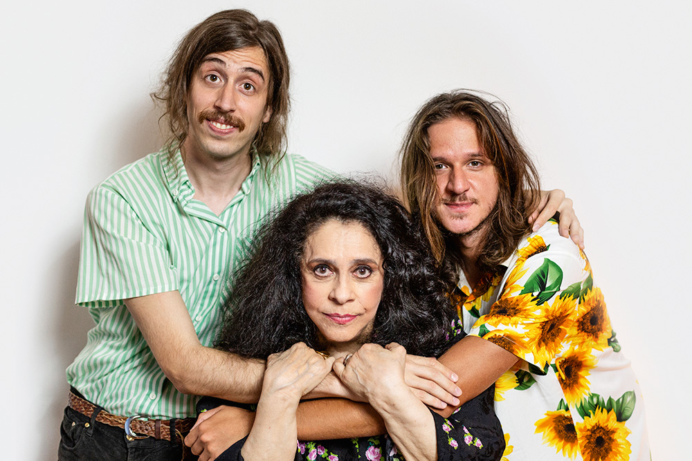 Gal Costa com Tim Bernardes (à esquerda) e Rubel (à direita)