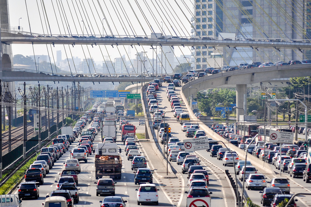 Imagem mostra avenida com tráfego de carros em São Paulo