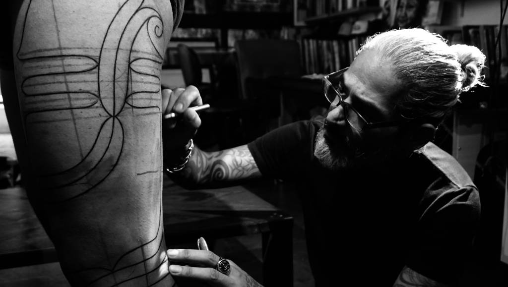 Jun Matsui: tatuagens em estilo tribal feitas no interior de São Paulo.