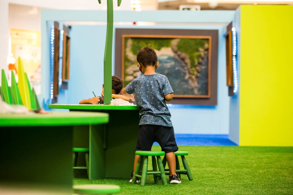 Crianças na oficina de colorir do Shopping Taboão