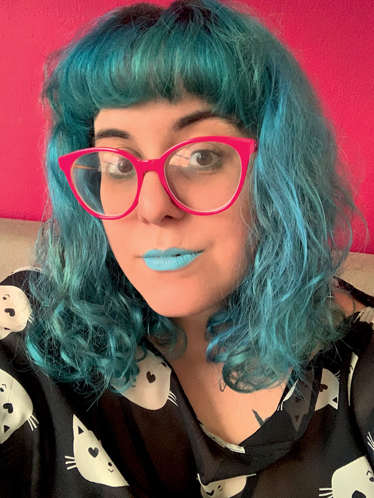 Mabê Bonafé (ARQUIVO PESSOAL).jpg Mabê com cabelo e batom azuis